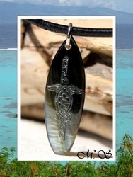 Moana Collection / Collier Planche de Surf Maroe Tortue Marquisienne Nacre de Tahiti H:3.5cm Reflets Gris/Anthracites / Cuir Noir (photos non contractuelles)