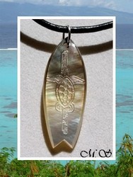 Moana Collection / Collier Planche de Surf Tortue Maroe Marquisienne Nacre de Tahiti H:3.5cm Reflets Clairs/Ambres / Cuir Noir (photos non contractuelles)