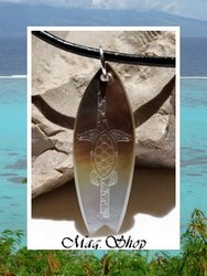 Moana Collection / Collier Planche de Surf Tortue Maroe Marquisienne Nacre de Tahiti H:5cm Reflets Clairs/Marrons / Cuir Noir (photos non contractuelles)