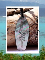 Moana Collection / Collier Planche de Surf Maroe Tortue Marquisienne Nacre de Tahiti H:5cm Reflets Foncés Colorés / Coton Noir (Photos contractuelles)