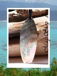 Moana Collection / Collier Planche de Surf Maroe Tortue Marquisienne Gravure "TAHITI" / Nacre de Tahiti H:5cm Reflets Ambres/Ocres Colorés / Coton Noir (photos contractuelles)