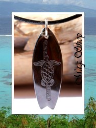 Moana Collection / Collier Planche de Surf Tortue Maroe Marquisienne Nacre de Tahiti H:3.5cm Reflets Foncés / Cordon Noir (photos non contractuelles)