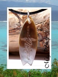 Moana Collection / Collier Planche de Surf Tortue Maroe Marquisienne Nacre de Tahiti H:3.5cm Reflets Ocres Clairs / Cuir Noir (photos contractuelles)