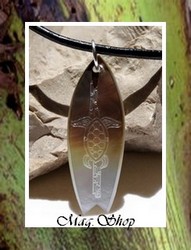 Moana Collection / Collier Planche de Surf Maroe Tortue Marquisienne Nacre de Tahiti H:4cm Reflets Clairs/Marrons / Cuir Noir (photos non contractuelles)