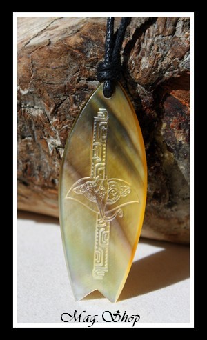 Planche de Surf Raie Marquisienne Collier Nacre de Tahiti H5cm Reflets Ocres MAG.SHOP