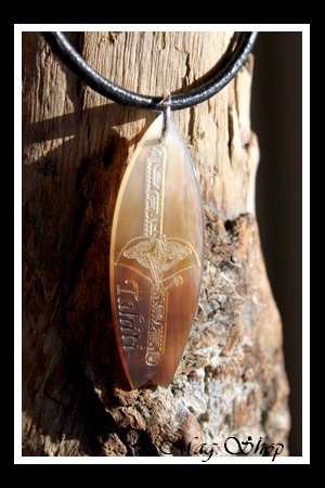 Planche de Surf Raie Marquisienne TAHITI Collier  Nacre de Tahiti H 4.5cm Reflets Clairs-Marrons MAG.SHOP