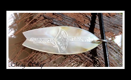 Planche de Surf Raie TAHITI Collier Nacre de Tahiti Reflets Blancs MAG.SHOP