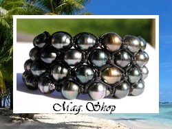 Marutea Collection / Bracelet Surfeur Poehiva / 4 Rangs / 38 Perles de Tahiti Semi-Baroques/Cerclées A/B/C+/C/D (8mm/10.50mm) / Taille Réglable 19cm / Tressage Coton Noir (photos contractuelles)