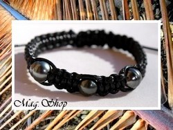 Marutea Collection / Bracelet Surfeur Poerava 3 Perles Baroques/Cerclées de Tahiti 9mm/CD Gris Foncés / Taille Réglable Tressage Macramé Noir (photos non contractuelles)