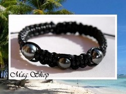 Marutea Collection / Bracelet Surfeur Poerava 3 Perles Baroques/Cerclées de Tahiti 9mm/CD Gris Foncés / Taille Réglable Tressage Macramé Noir (photos non contractuelles)