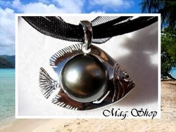 Silver Sea Collection / Collier Poisson Balistre / Pendentif Argent Rhodié 925 (2g) H:2cm / Perle Semi-Baroque de Tahiti 9.55mm/B+ Verts Foncés / Cordons Couleur Noir (photos non contractuelles)