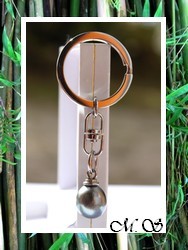 Porte-Clefs Honanui Perle Drop de Tahiti 13.30mm/C+ Reflets Gris/Verts (photos contractuelles)