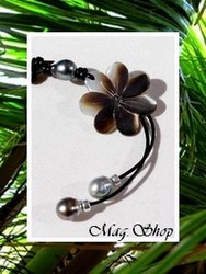 Lagon Collection / Collier Punaauia Fleur de Tiaré Nacre 3.5cm & 3 Perles Cerclées de Tahiti C+ / Cuir Noir Réglable (photos non contractuelles)