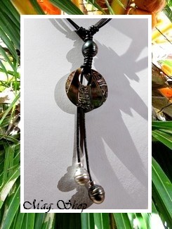 Lagon Collection / Collier Punaauia Tuamotu Marquisien Nacre 3cm Ajouré Reflets Foncés & 3 Perles Cerclées de Tahiti C / Cuir Noir Réglable (photos contractuelles)