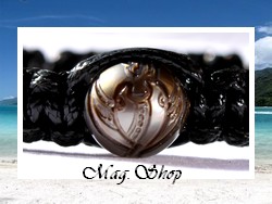 Marutea Collection / Bracelet Surfeur Punarau Perle Semi-Baroque de Tahiti Gravée Raie 12.05mm/C+ Gris/Ocres & 2 Perles 8mm/C+ / Tressage Noir / Poignet 19cm (photos contractuelles)