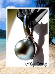 Silver Sea Collection / Collier Puurauti / Pendentif Argent Rhodié 925 (2.17g) H:2cm / Perle Semi-Baroque de Tahiti 9.25mm/C+ Reflets Verts / Cordons Couleur Noir (photos contractuelles)