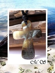 Moana Collection / Collier Croix Puutara Marquisienne Nacre de Tahiti H:3.9cm Reflets Ocres Foncés / Coton Noir (photos non contractuelles)