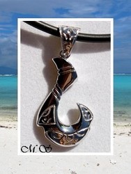 Fenua Collection / Collier Hameçon Ra’ihau Marquisien / Pendentif Argent Rhodié 925 (3.28g) H:3.5cm / Cuir Noir (photos contractuelles)