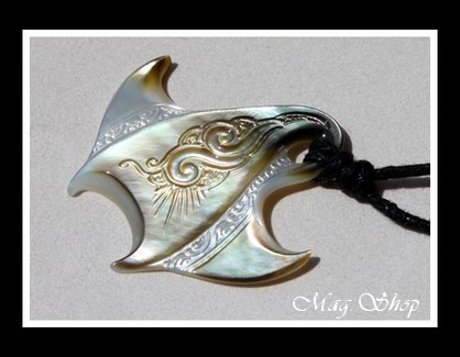 Raie Nui Marquisienne Vagues Collier Nacre de Tahiti Reflets Clairs-Ocres 4.5cm MAG.SHOP