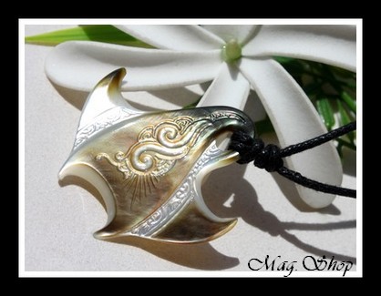 Raie Nui Marquisienne Vagues Collier Nacre de Tahiti Reflets Clairs-Ocres 4.5cm MAG.SHOP