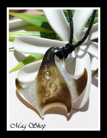 Raie Nui Marquisienne Vagues Collier Nacre de Tahiti Reflets Clairs-Ocres 4.5cm MAG.SHOP