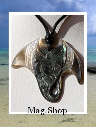 Moana Collection / Collier Raie Vaimana Tortue Nacre de Tahiti 3.9cm Reflets Clairs/Gris Colorés / Taille Réglable Coton Noir (photos non contractuelles)