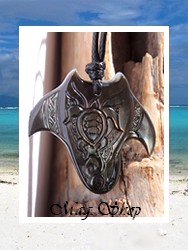 Moana Collection / Collier Raie Vaimana Tortue Nacre de Tahiti 3.8cm Reflets Foncés / Coton Noir (photos contractuelles)
