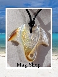 Moana Collection / Collier Raie Vairoa Tiki Nacre de Tahiti 3.8cm Reflets Clairs/Ambres / Taille Réglable Coton Noir (photos contractuelles)