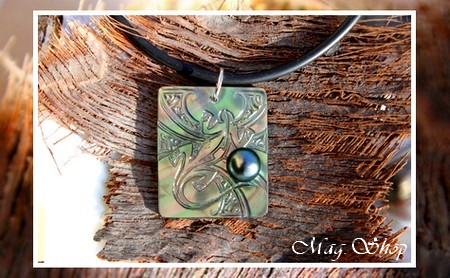 Rangiroa Collier Margouillat Gravé Nacre & Demie-Perle de Tahiti 3cm X 2.5cm MAG.SHOP