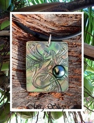 Moana Perle Collection / Collier Rangiroa Margouillat Marquisien Nacre de Tahiti 3cm X 2.5cm & Demie-Perle de Tahiti 8.5mm/BC Reflets Verts / Cuir Noir (photos non contractuelles)