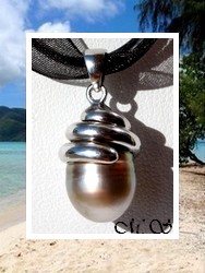 Silver Sea Collection / Collier Ranitea  / Pendentif Argent Rhodié 925 (3.14g) / Perle Cerclée de Tahiti Taille 10.60mm/C+ Gris/Ocres / Cordons  Noir (photos contractuelles)