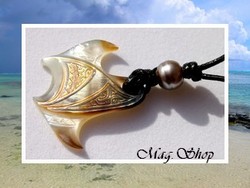 Moana Perles Collection / Collier Raie Reao Marquisienne Nacre de Tahiti 3.5cm & Perle Cerclée de Tahiti 9.95mm/C+ Ocres / Taille Réglable Coton Noir (photos contractuelles)