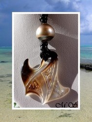 Moana Perles Collection / Collier Raie Reao Marquisienne Nacre de Tahiti H:3.8cm & Perle Semi-Beroque de Tahiti 13.05mm/B Champagnes/Ocres / Coton Noir (photos contractuelles)