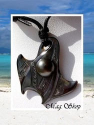 Moana Perles Collection / Collier Raie Reao Marquisienne Nacre de Tahiti 3.5cm & Perle Semi-Baroque de Tahiti 9.15mm/C Gris Foncés / Taille Réglable Coton Noir (photos non contractuelles)