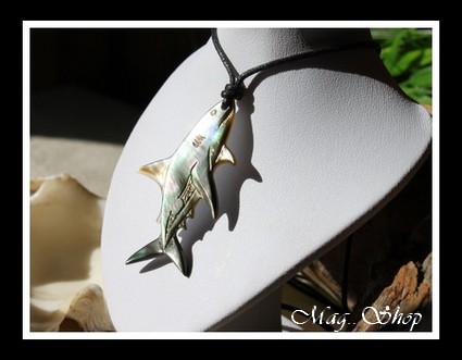 Requin Marquisien Collier Nacre de Tahiti Reflets Foncés MAG.SHOP