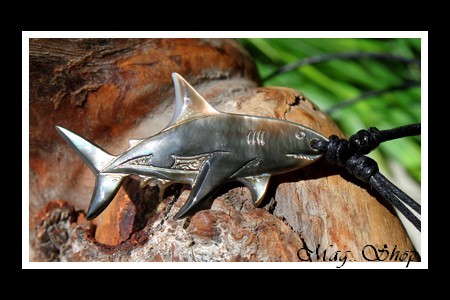 Requin Marquisien Collier Nacre de Tahiti Reflets Foncés MAG.SHOP