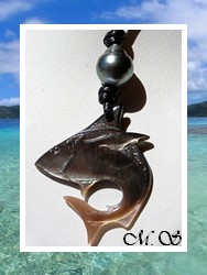 Moana Collection / Collier Requin Vaihaunui Marquisien Nacre de Tahiti 4cm Ocres Colorés & Perle Cerclée de Tahiti 10.50mm/C+ Gris Clairs / Coton Noir (photos non contractuelles)