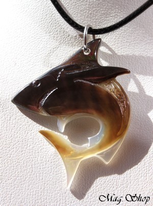 Requin Vaihaunui Collier Marquisien Nacre de Tahiti Modèle 1 MAG.SHOP