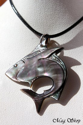 Requin Vaihaunui Collier Marquisien Nacre de Tahiti Modèle 2 MAG.SHOP