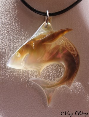 Requin Vaihaunui Collier Marquisien Nacre de Tahiti Modèle 3 MAG.SHOP