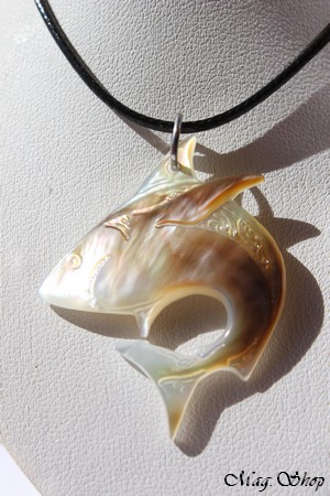 Requin Vaihaunui Collier Marquisien Nacre de Tahiti Modèle 3 MAG.SHOP