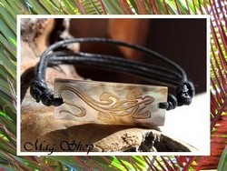 Moana Collection / Bracelet Ariihau Margouillat Nacre de Tahiti 4cm / Taille Réglable Coton Noir (photos non contractuelles)