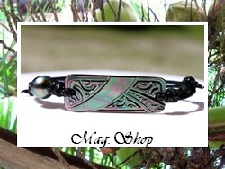 Moana Perles Collection / Bracelet Rikitea Marquisien Nacre de Tahiti 4cm & Perle Drop 9.50mm/A Reflets Verts/Aubergines / Taille Réglable Coton Noir (photos non contractuelles)
