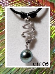 Collier Serpent / Pendentif Argent Rhodié 925 (1.53G) / Perle Drop de Tahiti 9.30mm/A Reflets Verts / Coton Noir (photos contractuelles)