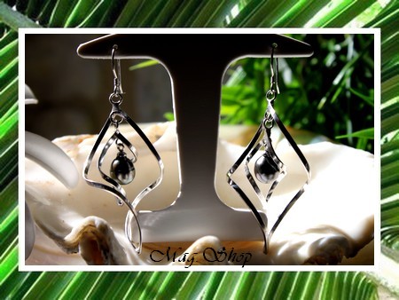 Silver Sea Collection  Boucles D`Oreilles Vahitahi Argent Rhodié 925 (4.74g) Longueur 6cm  Perles Baroques Taille 7.80mmBC de Tahiti Reflets Gris Foncés MAG.SHOP