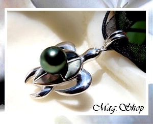 Silver Sea Collection Collier Miti Tortue H3.5cm  Argent Rhodié 925 &  4 Nacres & Perle Ronde de Tahiti MAG.SHOP