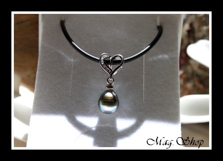 Silver Sea Collection  Collier Teiva Coeur Herenui   Argent Rhodié 925  7 Zircons H 2cm  Perle Cerclée de Tahiti MAG.SHOP