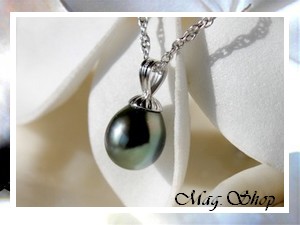 Silver Sea Collection / Pendentif Toea Argent Rhodié 925 (0.17g) Perle Goutte de Tahiti 8.30mm/BC Reflets Verts / Article vendu SANS Chaîne (photos contractuelles)