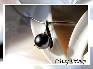 Silver sea Collection / Pendentif Haraiki Argent Rhodié 925 (1.04g) Perle Ronde de Tahiti 7.55mm/BC Reflets Noirs / Article vendu SANS Chaîne (photos contractuelles)