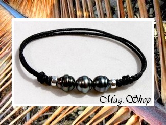 Bora-Bora Collection / Bracelet Surfeur Tuherahera 3 Perles Cerclées de Tahiti 10.30mm/BC / Intercalaires Argent 925 (0.44g) / Taille Réglable Coton Noir (photos contractuelles)